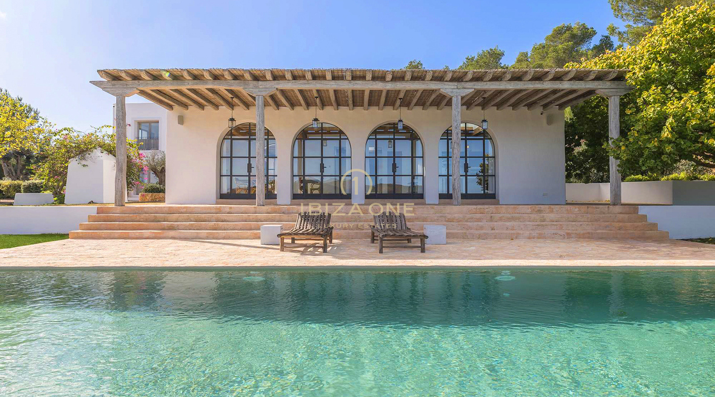 Ruime luxe villa in Blakstad, Ibiza, met 20 meter lang zwembad en volledige privacy te koop, Ibiza