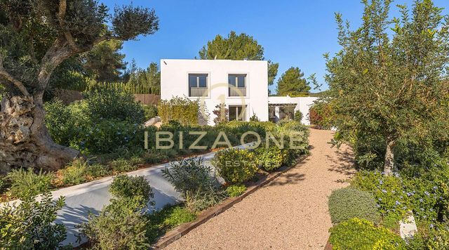 Ruime luxe villa in Blakstad, Ibiza, met 20 meter lang zwembad en volledige privacy te koop, Ibiza