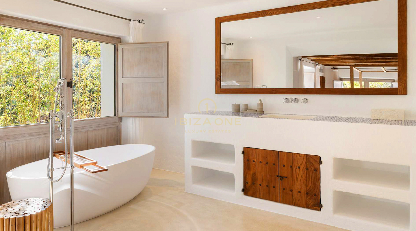 Spacieuse villa de luxe à Blakstad, Ibiza, avec piscine de 20 mètres et intimité totale, à vendre.