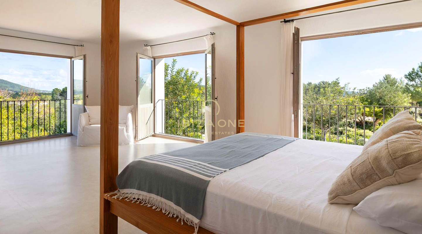 Ruime luxe villa in Blakstad, Ibiza, met 20 meter lang zwembad en volledige privacy te koop, Ibiza