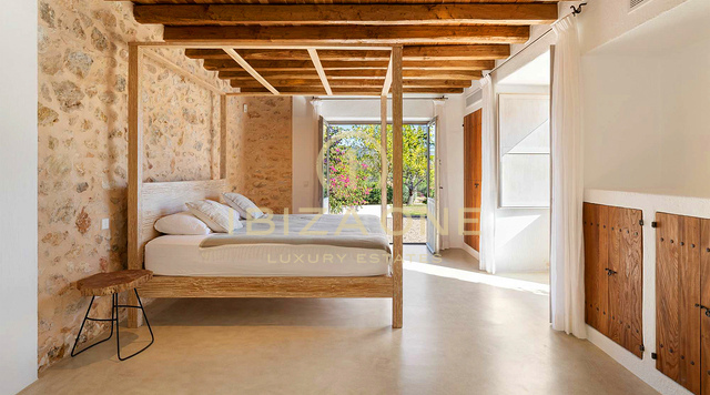 Ruime luxe villa in Blakstad, Ibiza, met 20 meter lang zwembad en volledige privacy te koop, Ibiza