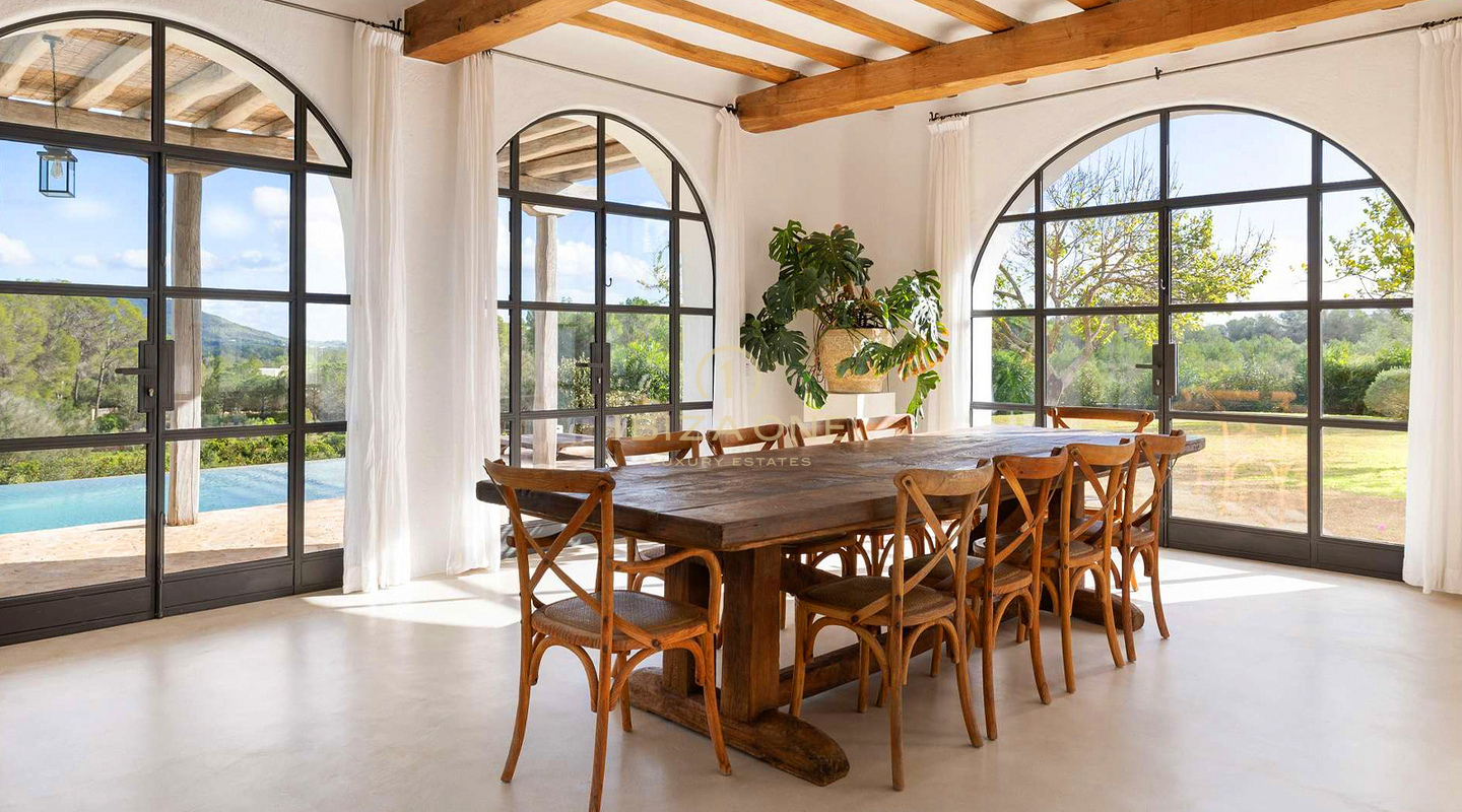 Ruime luxe villa in Blakstad, Ibiza, met 20 meter lang zwembad en volledige privacy te koop, Ibiza