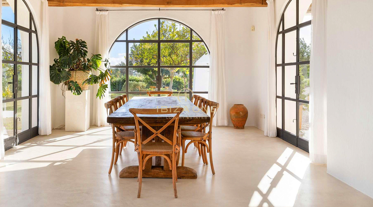 Ruime luxe villa in Blakstad, Ibiza, met 20 meter lang zwembad en volledige privacy te koop, Ibiza