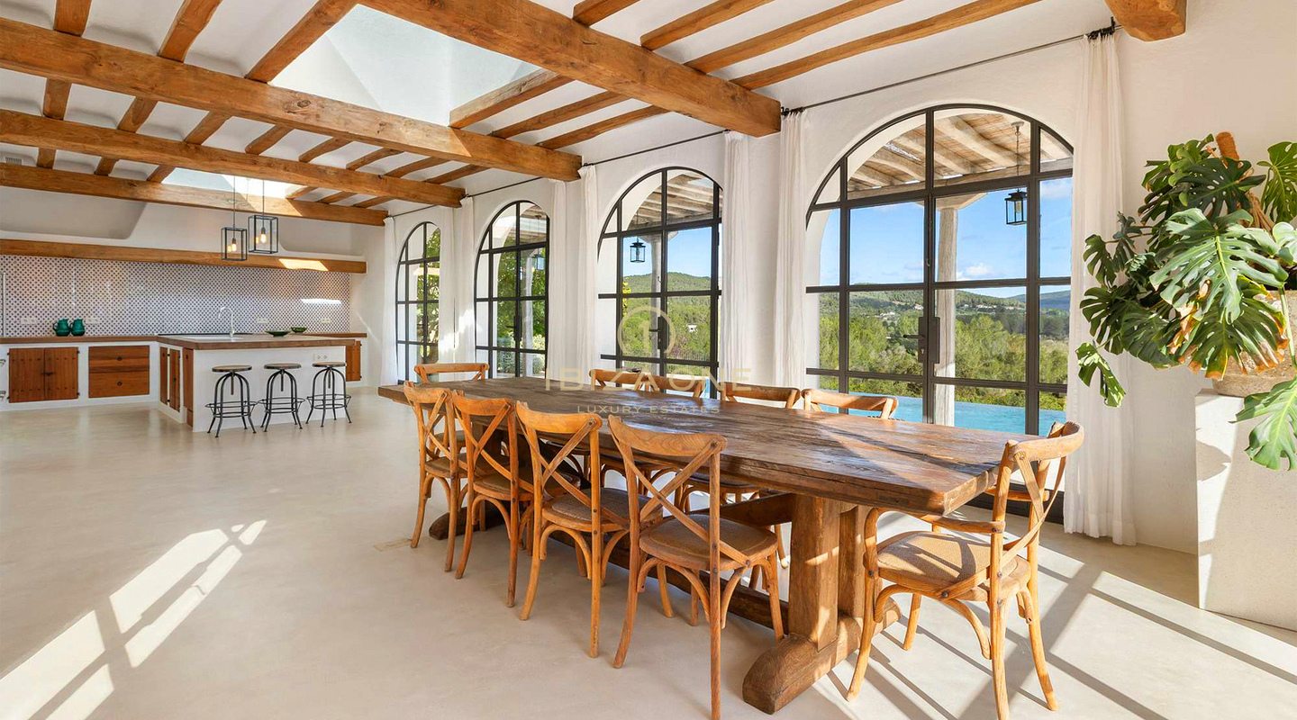 Espaciosa villa de lujo en Blakstad, Ibiza, con piscina de 20 metros y total privacidad. En venta.