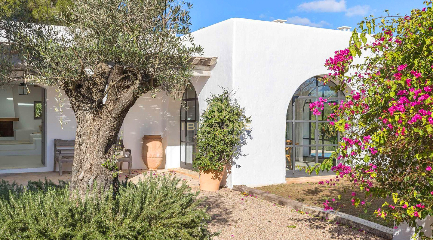 Espaciosa villa de lujo en Blakstad, Ibiza, con piscina de 20 metros y total privacidad. En venta.