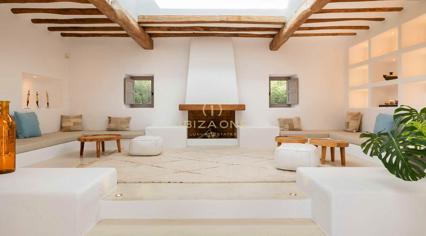 Ruime luxe villa in Blakstad, Ibiza, met 20 meter lang zwembad en volledige privacy te koop, Ibiza