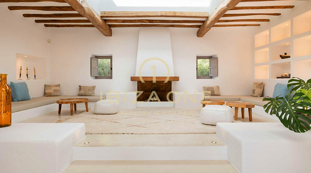 Ruime luxe villa in Blakstad, Ibiza, met 20 meter lang zwembad en volledige privacy te koop, Ibiza