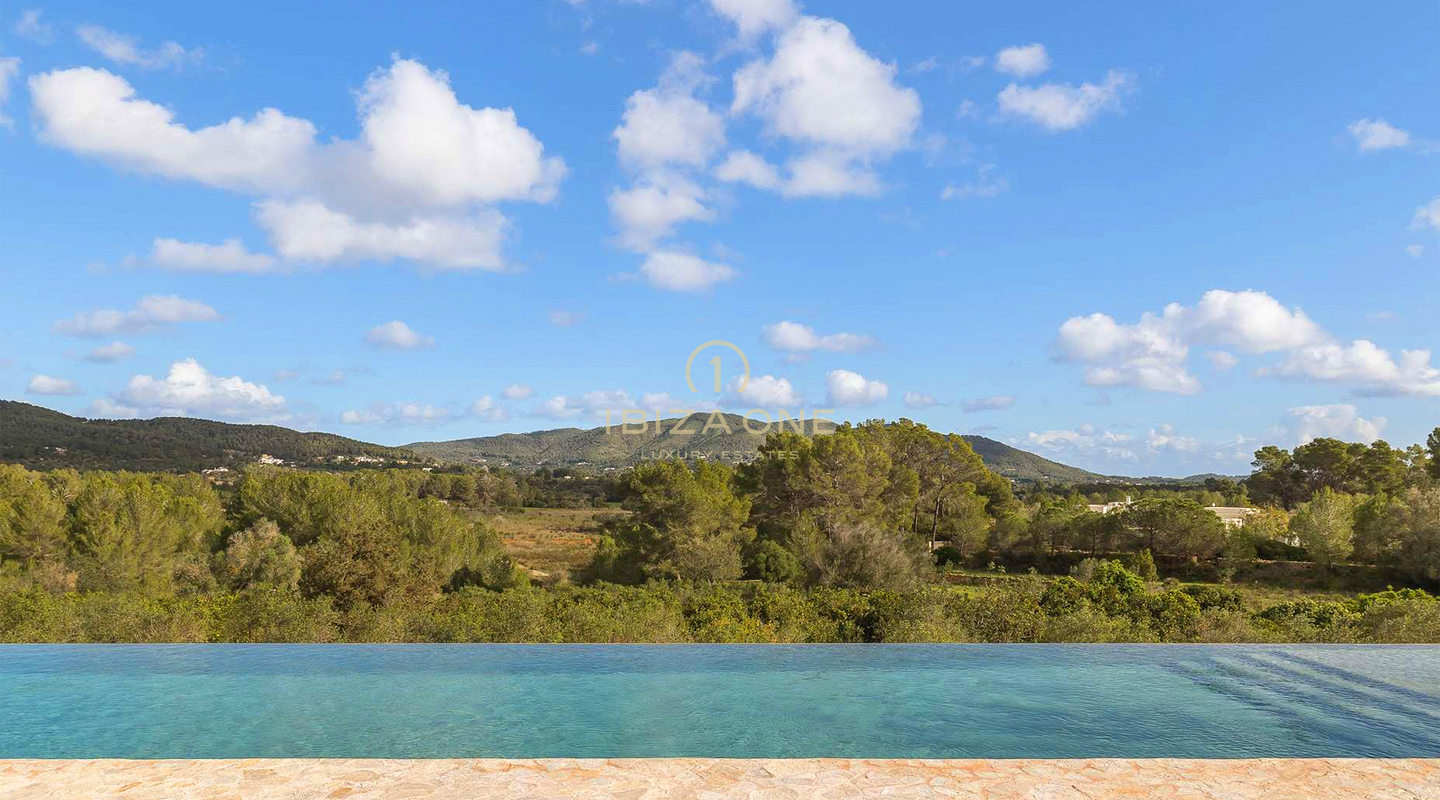 Ruime luxe villa in Blakstad, Ibiza, met 20 meter lang zwembad en volledige privacy te koop, Ibiza
