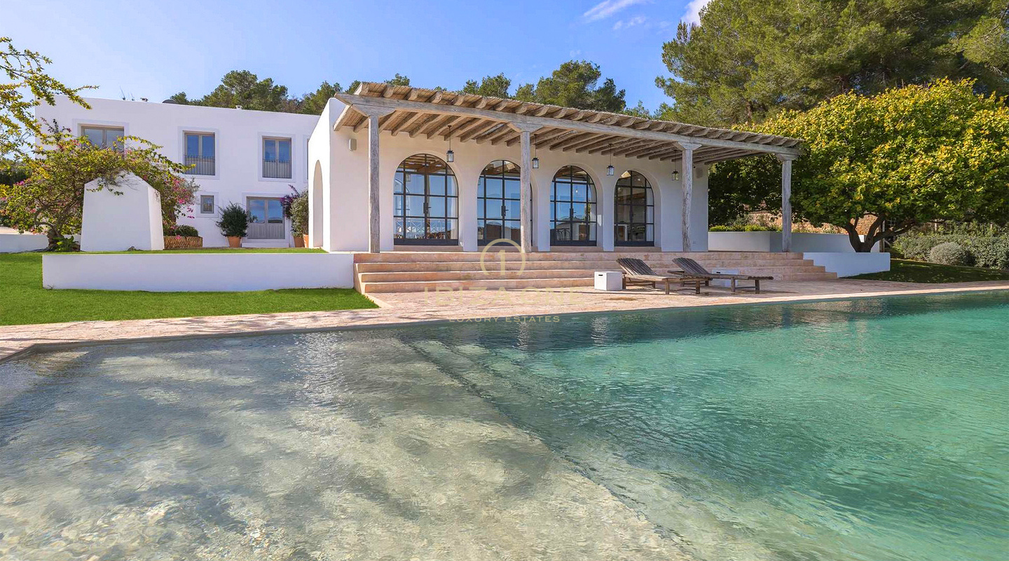 Ruime luxe villa in Blakstad, Ibiza, met 20 meter lang zwembad en volledige privacy te koop, Ibiza