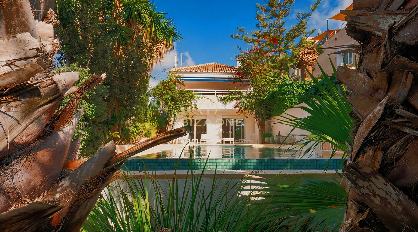 Villa de lujo en venta en Ibiza, Can Pep Simó. Vistas panorámicas a Dalt Vila y al mar, cerca de Ibiza ciudad.