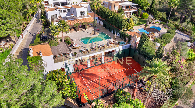 Encantadora finca de lujo con pista de pádel en un entorno verde y tranquilo en venta en Ibiza