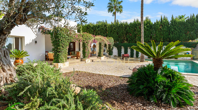 Charmante luxe finca met padelbaan in een groene en rustige omgeving te koop op Ibiza.