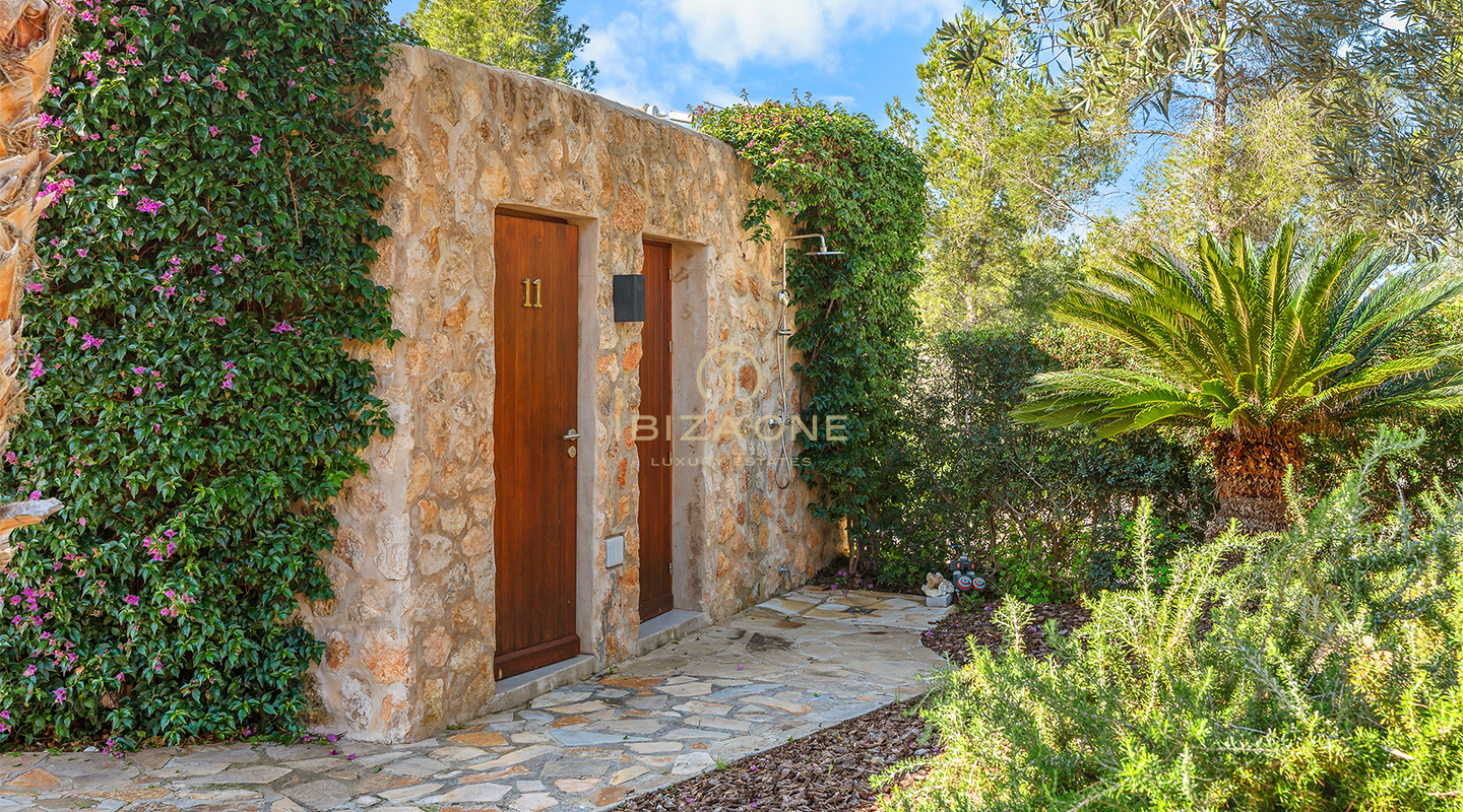 Charmante luxe finca met padelbaan in een groene en rustige omgeving te koop op Ibiza.