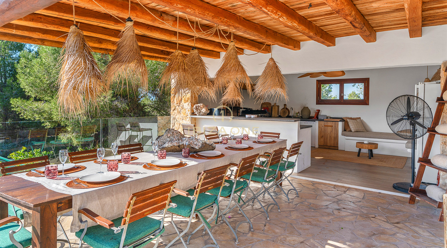 Charmante luxe finca met padelbaan in een groene en rustige omgeving te koop op Ibiza.