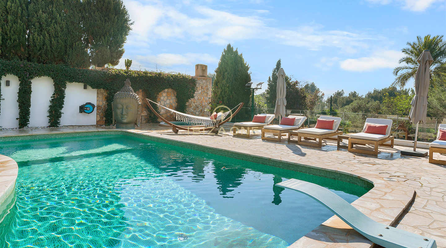 Encantadora finca de lujo con pista de pádel en un entorno verde y tranquilo en venta en Ibiza