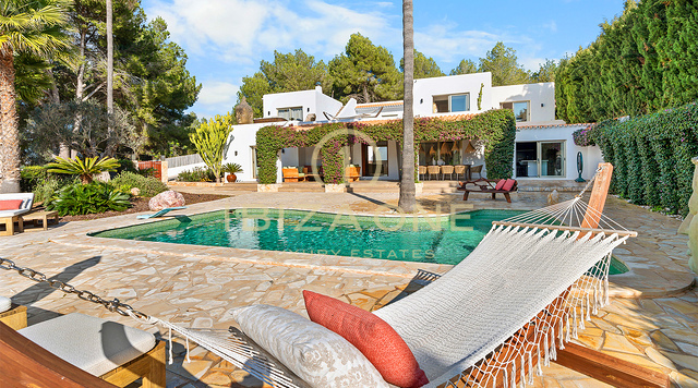 Charmante luxe finca met padelbaan in een groene en rustige omgeving te koop op Ibiza.