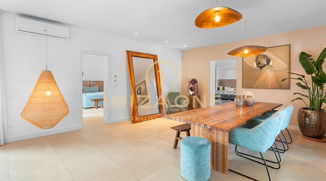 فيلا فاخرة ساحرة مع ملعب بادل في بيئة خضراء وهادئة للبيع في إيبيزا