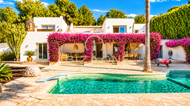 Charmante Luxus-Finca mit Padelplatz in grüner und ruhiger Lage auf Ibiza zu verkaufen