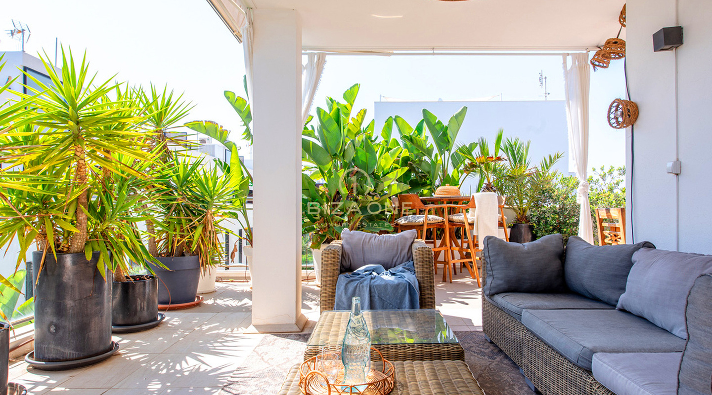 Großzügiges Luxusapartment mit 3 Schlafzimmern und Panoramablick auf das Meer und Ibiza-Stadt in Talamanca, Ibiza zu verkaufen