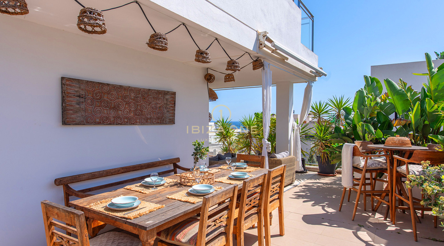 Appartement de luxe spacieux de 3 chambres avec vue panoramique sur la mer et la ville d'Ibiza à vendre à Talamanca, Ibiza