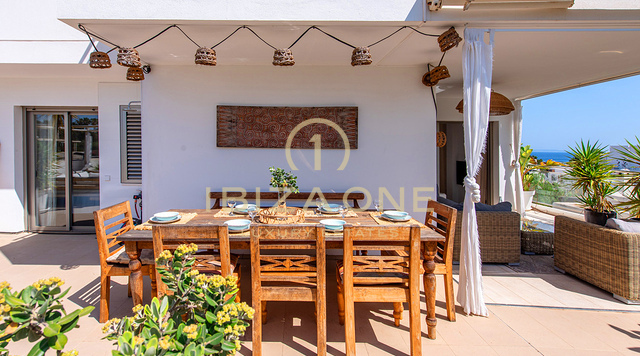 Großzügiges Luxusapartment mit 3 Schlafzimmern und Panoramablick auf das Meer und Ibiza-Stadt in Talamanca, Ibiza zu verkaufen