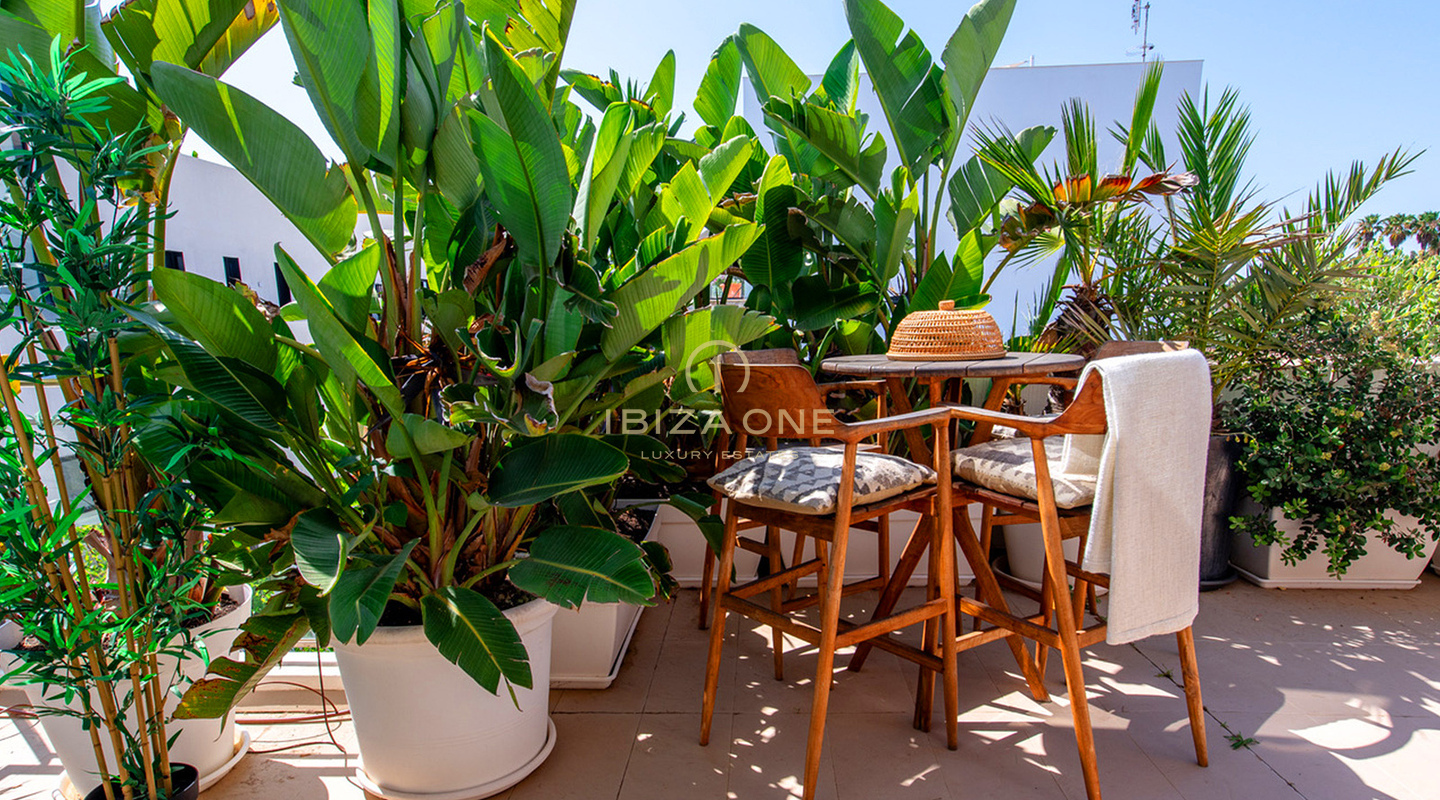 Ruim luxe appartement met 3 slaapkamers en panoramisch uitzicht op zee en Ibiza-stad te koop in Talamanca, Ibiza.