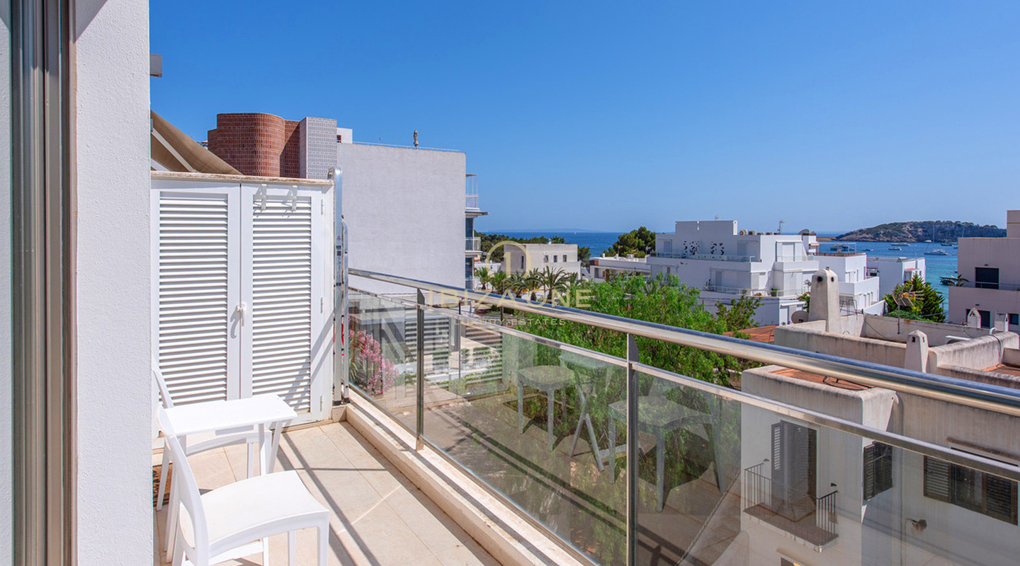 Großzügiges Luxusapartment mit 3 Schlafzimmern und Panoramablick auf das Meer und Ibiza-Stadt in Talamanca, Ibiza zu verkaufen