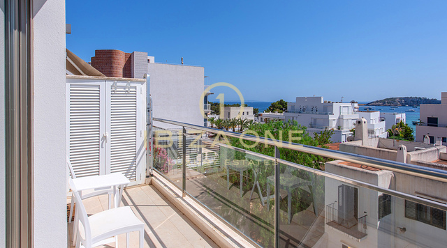Spazioso appartamento di lusso con 3 camere da letto e vista panoramica sul mare e sulla città di Ibiza in vendita a Talamanca, Ibiza