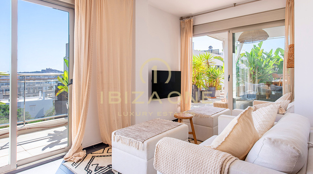 Amplio apartamento de lujo de 3 dormitorios con vistas panorámicas al mar y a la ciudad de Ibiza en venta en Talamanca, Ibiza.