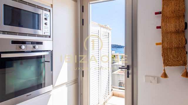 Amplio apartamento de lujo de 3 dormitorios con vistas panorámicas al mar y a la ciudad de Ibiza en venta en Talamanca, Ibiza.