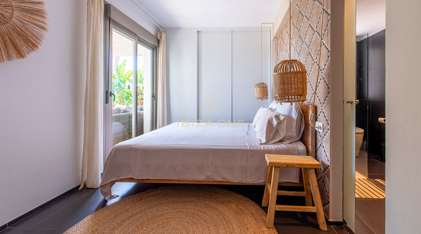 Großzügiges Luxusapartment mit 3 Schlafzimmern und Panoramablick auf das Meer und Ibiza-Stadt in Talamanca, Ibiza zu verkaufen