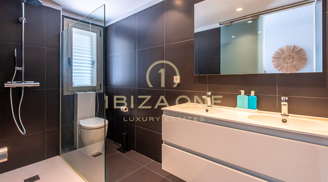 Amplio apartamento de lujo de 3 dormitorios con vistas panorámicas al mar y a la ciudad de Ibiza en venta en Talamanca, Ibiza.