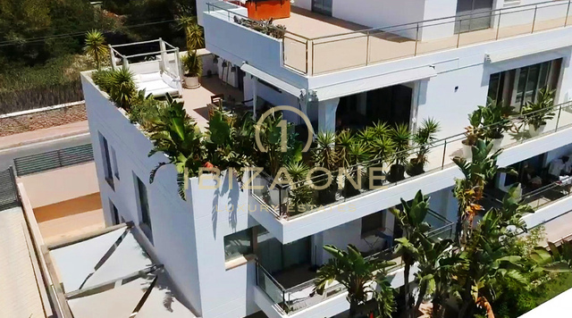 Spazioso appartamento di lusso con 3 camere da letto e vista panoramica sul mare e sulla città di Ibiza in vendita a Talamanca, Ibiza