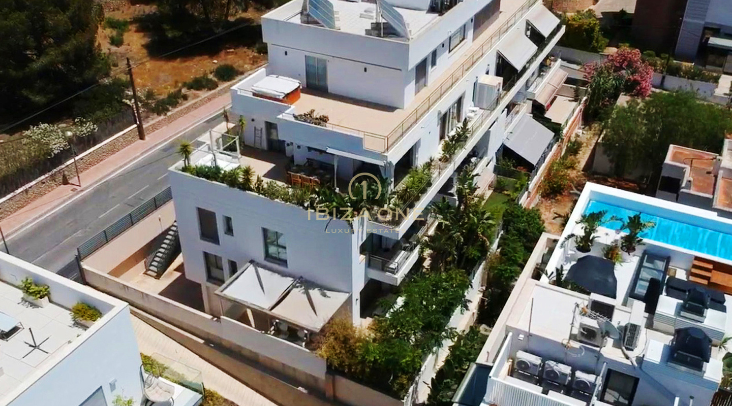 Großzügiges Luxusapartment mit 3 Schlafzimmern und Panoramablick auf das Meer und Ibiza-Stadt in Talamanca, Ibiza zu verkaufen