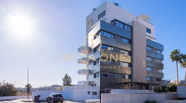 Elegant appartement met zeezicht nabij de baai van Talamanca te koop op Ibiza