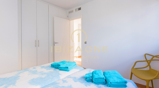 Elegante apartamento con vistas al mar cerca de la bahía de Talamanca en venta, Ibiza