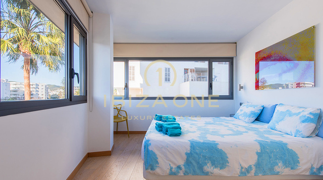 Elegante apartamento con vistas al mar cerca de la bahía de Talamanca en venta, Ibiza