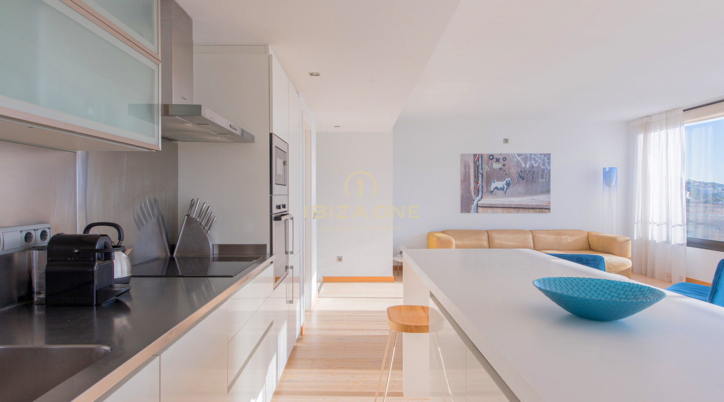 Elegante appartamento con vista mare in vendita vicino alla baia di Talamanca, Ibiza