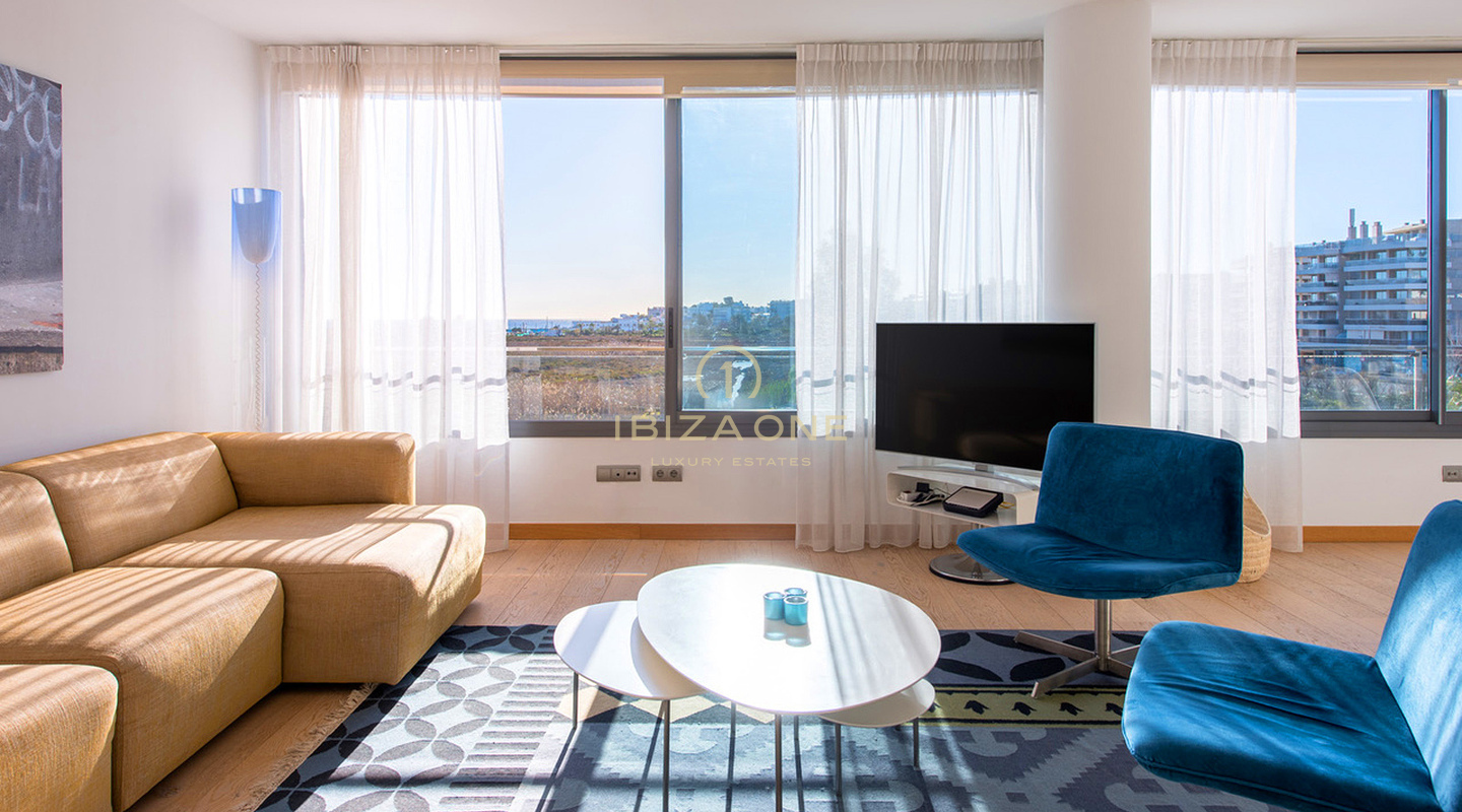 Elegante apartamento con vistas al mar cerca de la bahía de Talamanca en venta, Ibiza