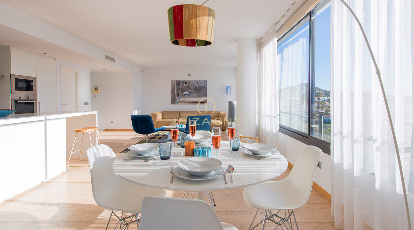 Elegante apartamento con vistas al mar cerca de la bahía de Talamanca en venta, Ibiza
