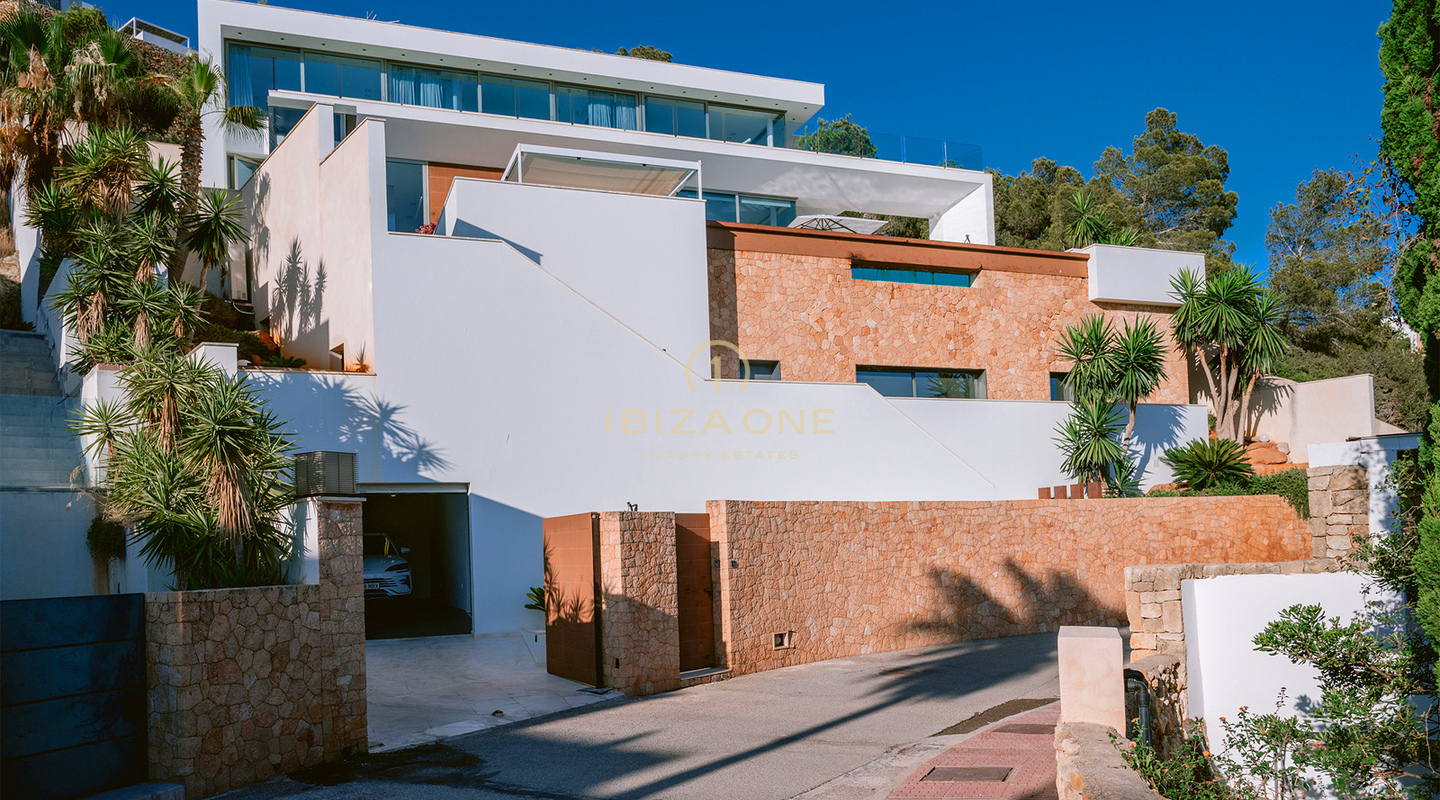 Ruime luxe villa met spectaculair uitzicht op zee, gelegen naast de enige golfbaan van Ibiza, te koop in Roca Llisa.
