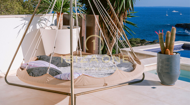 Villa de luxe spacieuse avec vue imprenable sur la mer, à proximité du seul golf d'Ibiza, à vendre à Roca Llisa