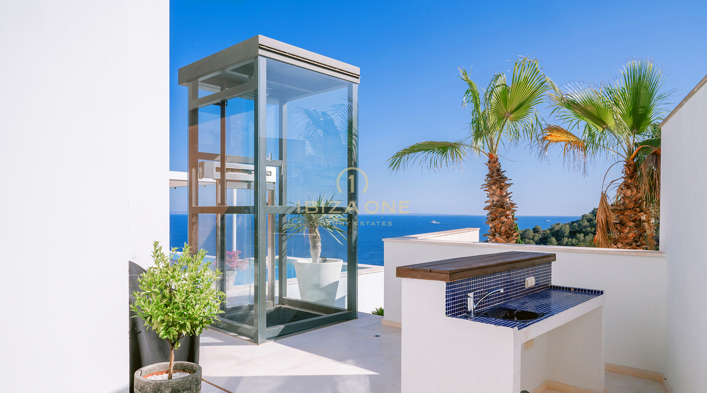 Villa de luxe spacieuse avec vue imprenable sur la mer, à proximité du seul golf d'Ibiza, à vendre à Roca Llisa