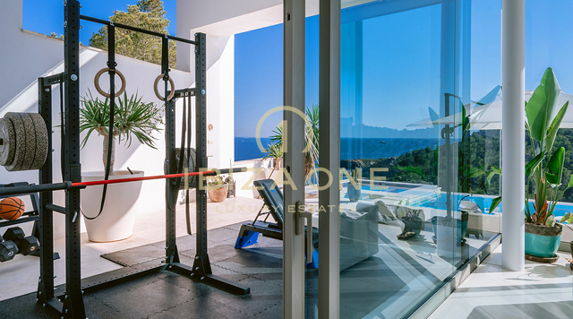 Amplia villa de lujo con espectaculares vistas al mar junto al único campo de golf de Ibiza en venta en Roca Llisa.