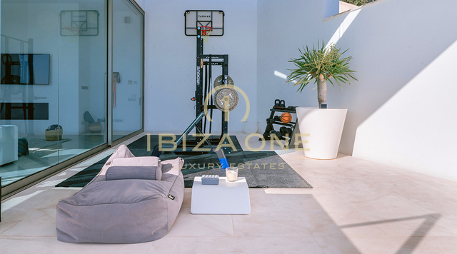 Amplia villa de lujo con espectaculares vistas al mar junto al único campo de golf de Ibiza en venta en Roca Llisa.