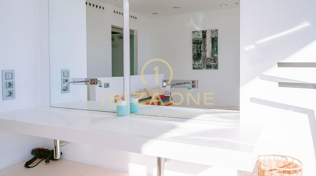 Amplia villa de lujo con espectaculares vistas al mar junto al único campo de golf de Ibiza en venta en Roca Llisa.