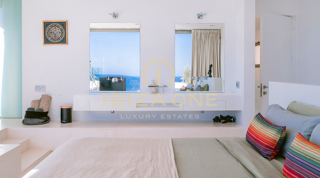 Ruime luxe villa met spectaculair uitzicht op zee, gelegen naast de enige golfbaan van Ibiza, te koop in Roca Llisa.