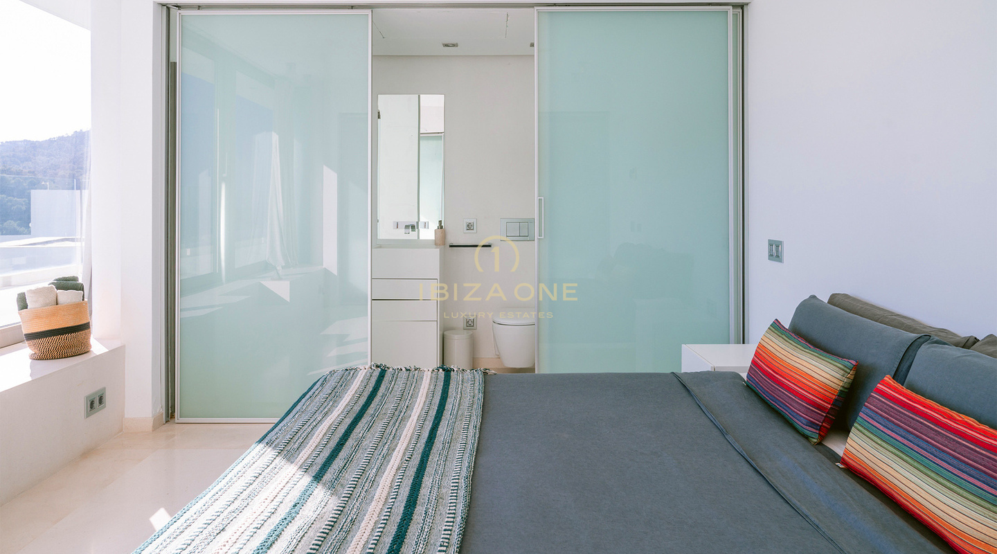Ruime luxe villa met spectaculair uitzicht op zee, gelegen naast de enige golfbaan van Ibiza, te koop in Roca Llisa.