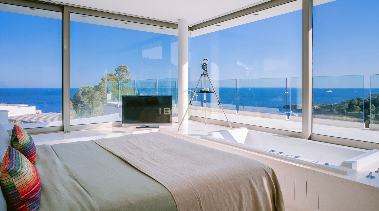 Ruime luxe villa met spectaculair uitzicht op zee, gelegen naast de enige golfbaan van Ibiza, te koop in Roca Llisa.