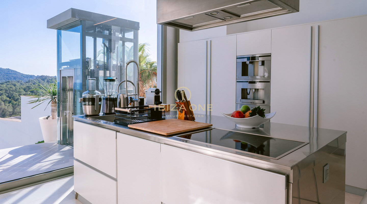Ruime luxe villa met spectaculair uitzicht op zee, gelegen naast de enige golfbaan van Ibiza, te koop in Roca Llisa.